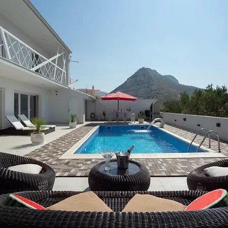 Villa Irresistible